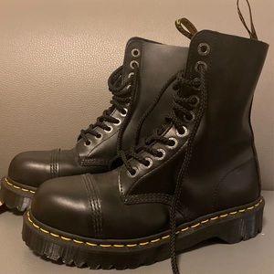 Dr Martens Boots Women 7 NEW